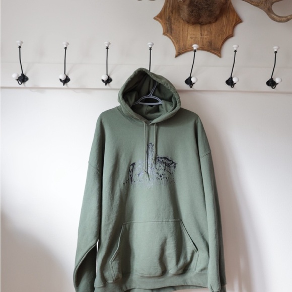 Green Graphic Hoodie with Horse and Rider Design Leave her wild - Picture 2 of 3